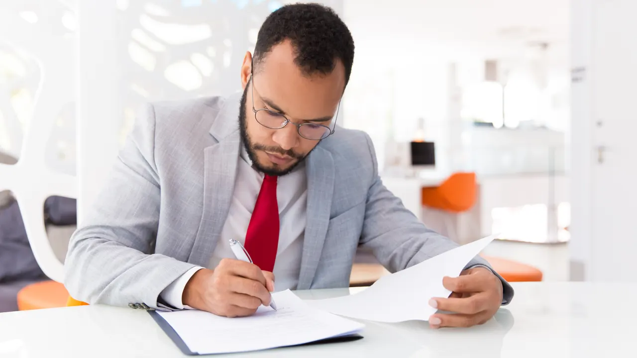 Auditor revisando un documento financiero