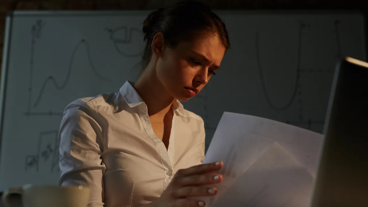 Profesional revisando documentos de noche
