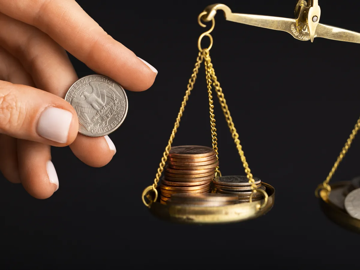 Balanza con monedas, símbolo de cumplimiento y regulación